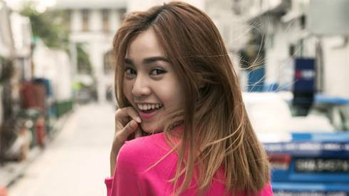 Ninh Dương Lan Ngọc đầy màu sắc trên đường phố Singapore Ảnh 2