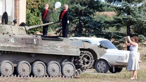 Ngạc nhiên bố lái xe tăng đưa con trai đi khai giảng Ảnh 2