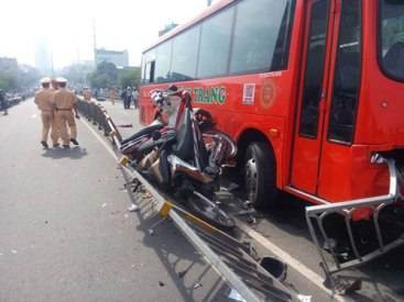 Xe Phương Trang tông hàng loạt xe, hất văng 1 phụ nữ khỏi cầu Ảnh 2