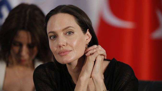 Ngoài sự nghiệp nở rộ ở Hollywood, Angelina Jolie là nhà hoạt động tích cực chống lại bạo lực tình dục.