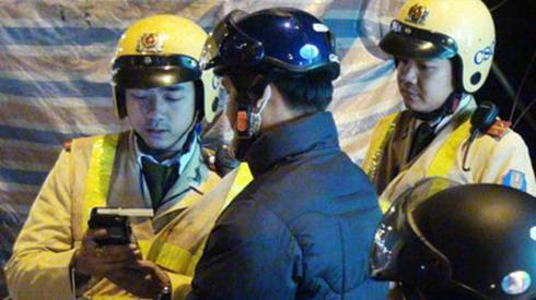 Cầm điện thoại nói chuyện khi lái xe: Phạt 800.000 đồng Ảnh 2