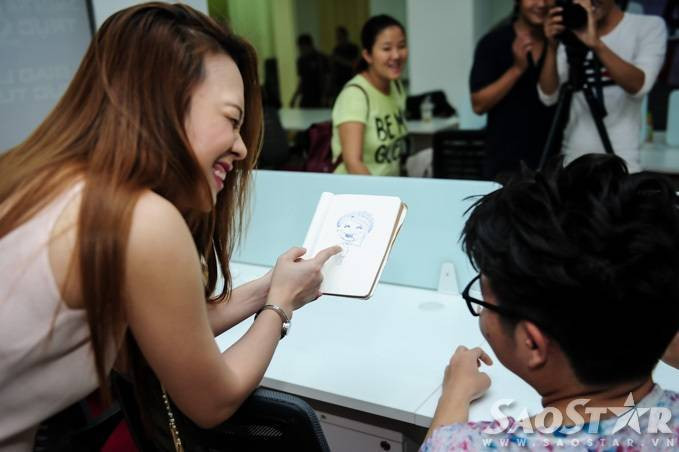 Mỹ Tâm cười 'tít mắt' với bức ảnh do Đức Phúc vẽ tặng Ảnh 2