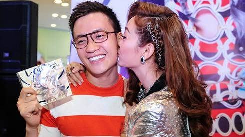 Minh Hằng ôm hôn Lương Mạnh Hải trong sự kiện Ảnh 2