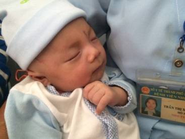 Bé trai bị đâm xuyên não bụ bẫm tái khám Ảnh 2