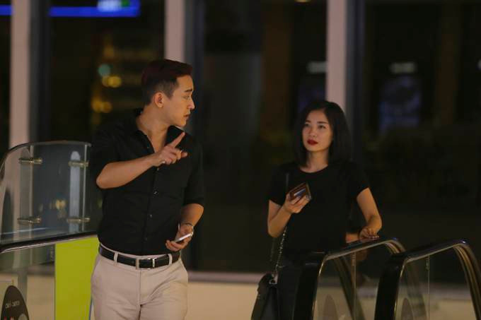 Hứa Vĩ Văn đưa 'người tình tin đồn' Minh Khuê đội mưa đi ăn khuya Ảnh 2