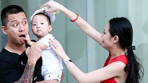 Loạt biểu cảm 'chưa từng thấy' của Tuấn Hưng khi chơi đùa cùng con trai Ảnh 2