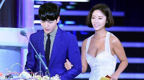 Tài tử nhí Hàn Quốc ngượng ngùng bên đàn chị nóng bỏng Ảnh 2