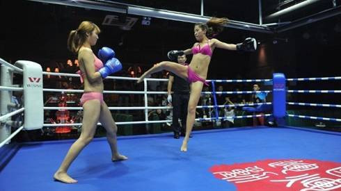 Độc đáo nữ võ sĩ boxing mặc bikini nóng bỏng trên sàn đấu Ảnh 2