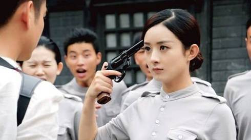 Triệu Lệ Dĩnh bất ngờ làm 'thanh niên nghiêm túc' Ảnh 2