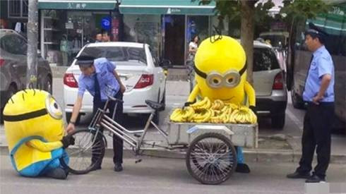 Độc đáo ý tưởng Minions đi bán chuối trên phố hút người mua Ảnh 2