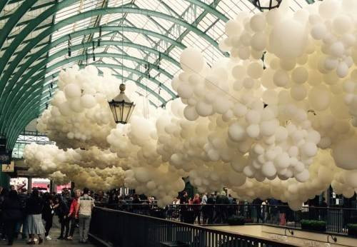 Bong bóng trắng ngợp như mây tại chợ cổ Covent Garden Ảnh 2