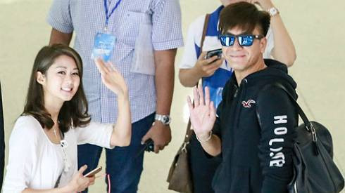 Mã Quốc Minh, Sầm Lệ Hương thân thiện vẫy tay chào fan Việt Ảnh 2