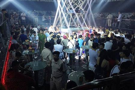 200 dân chơi Sài Gòn nháo nhào khi cảnh sát ập vào quán bar Ảnh 2