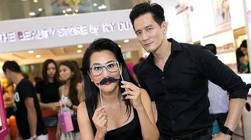 MC Kỳ Duyên 'tinh nghịch' tạo dáng bên bạn trai Ảnh 2