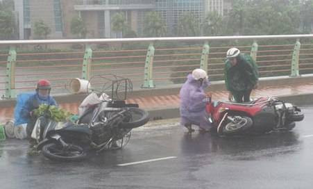 Gió bão quật người, xe ngã dúi dụi ở Đà Nẵng Ảnh 2