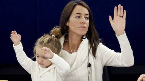 Cô bé đáng yêu lớn lên ở Nghị viện Châu Âu nổi tiếng khắp các mạng xã hội Ảnh 2