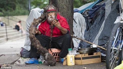 Gặp gỡ 'dị nhân' 13 năm không cắt tóc, gội đầu Ảnh 2