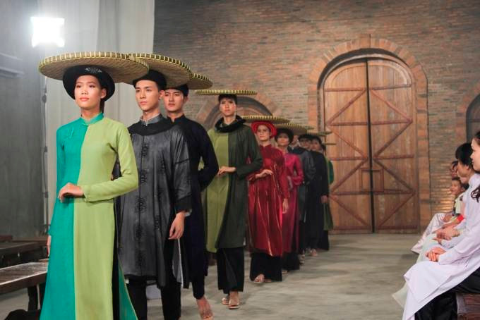 Thí sinh Next Top Model diện áo dài xưa, đội nia thóc đi catwalk Ảnh 2