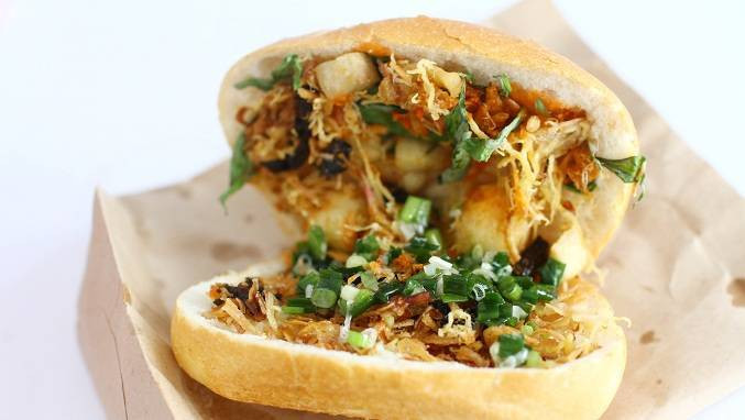 'Lấp bụng' chiều mưa cùng bánh mì trộn độc nhất Sài thành Ảnh 2