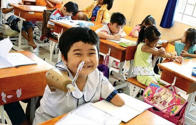 Xúc động trước cuộc sống lạc quan của cô bé 'chim cánh cụt' Ảnh 2