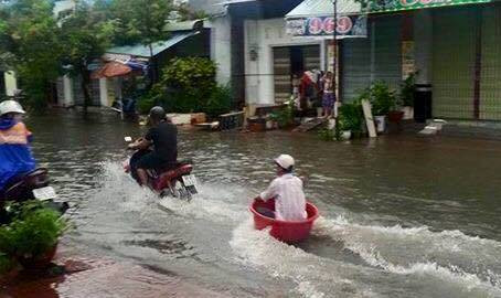 Những hình ảnh dở khóc dở cười về trận ngập lịch sử ở Sài Gòn Ảnh 2