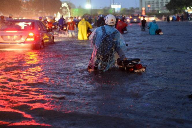 Nước ngập đến yên xe. (Ảnh: Thuận Thắng)