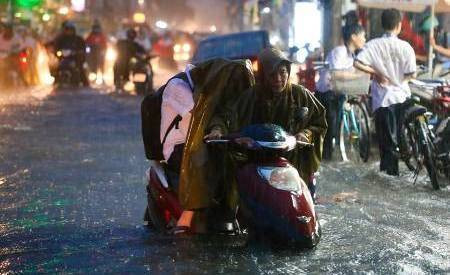 Con trai lớn ngồi trên xe mặc mẹ đẩy bộ trong mưa gây tranh cãi Ảnh 2