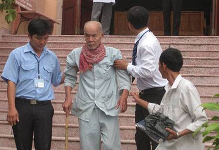 Cụ ông 91 tuổi bỏ thuốc sâu vào bình trà đầu độc vợ Ảnh 2