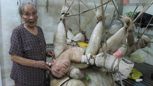 Bức ảnh khiến bạn nghẹn thở: Người đàn ông  47 năm sống cảnh treo lơ lửng Ảnh 2