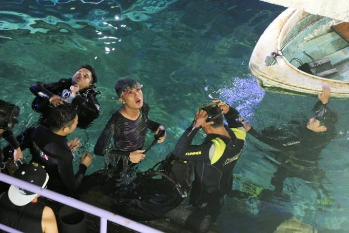 Thí sinh Next Top chịu lạnh chụp ảnh dưới bể cá sâu 4m Ảnh 2