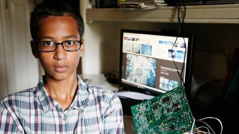 Cậu bé chế tạo đồng hồ bị nhầm là bom và cách nước Mỹ xin lỗi một đứa trẻ Ảnh 2