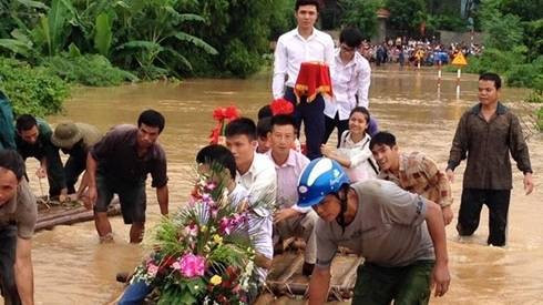 Đường biến thành sông, chú rể chèo bè đi ăn hỏi Ảnh 2