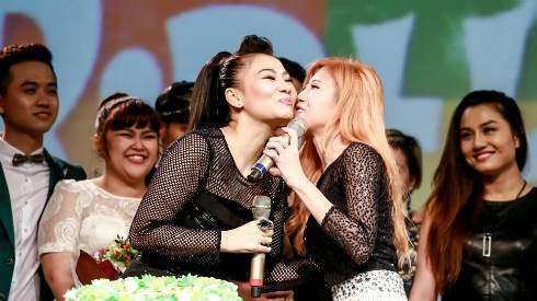 Thu Minh được dàn học trò hôn ‘tới tấp’ trong đêm sinh nhật Ảnh 2