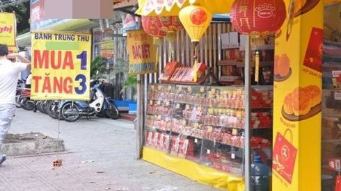 Bán 1 tặng 2 vẫn ế, hàng bánh trung thu tính đóng cửa sớm Ảnh 2