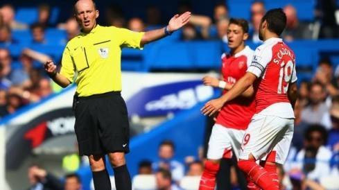 Trọng tài Mike Dean được chọn ‘xuất sắc’ nhất trận Derby thành London Ảnh 2