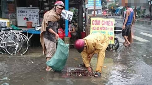 Người đàn ông 10 năm tình nguyện nhặt rác, thông cống ở Sài Gòn Ảnh 2