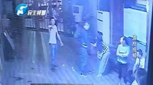 Trêu ghẹo bất thành, cảnh sát “tung chưởng” đánh tới tấp thiếu nữ Ảnh 2