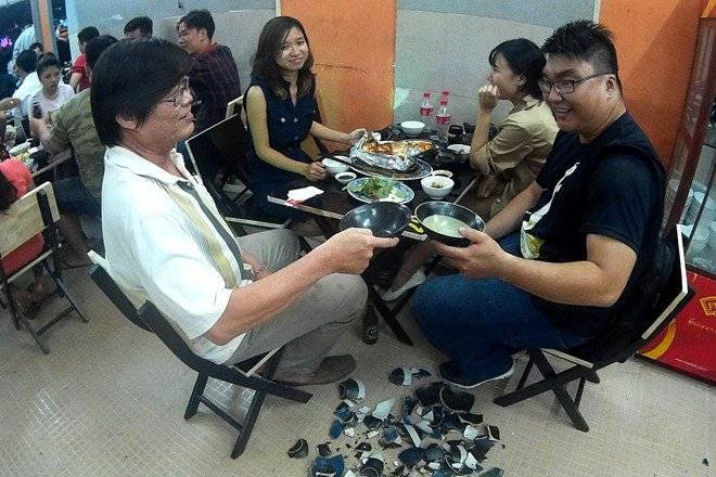 Quán nhậu Sài Gòn cho khách đập bát để xả stress Ảnh 2