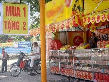 Chiêu bán bánh trung thu mua 1 tặng 2 ở Sài Gòn Ảnh 2