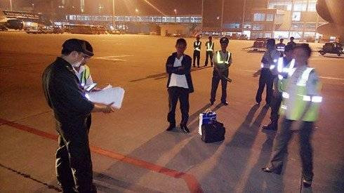 Bị áp tải xuống máy bay vì hút thuốc trong nhà vệ sinh Ảnh 2