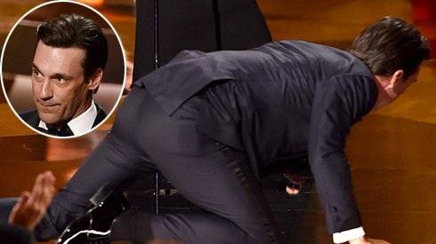 Tài tử Mỹ ‘trèo’ lên sân khấu nhận giải Emmy Ảnh 2