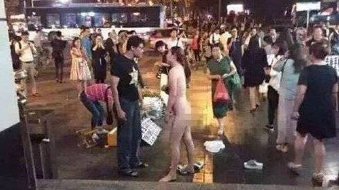 Cô gái cởi hết quần áo giữa phố vì bạn trai không mua iPhone 6S Ảnh 2