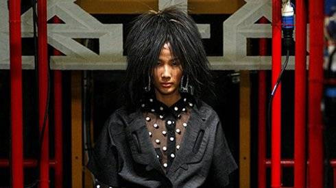 Hoàng Thùy tóc 'như tổ quạ' tự tin trình diễn ở Tuần thời trang London Ảnh 2