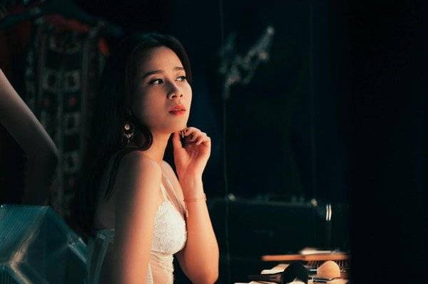 Lưu Hương Giang hở bạo với nội y trong MV mới Ảnh 2