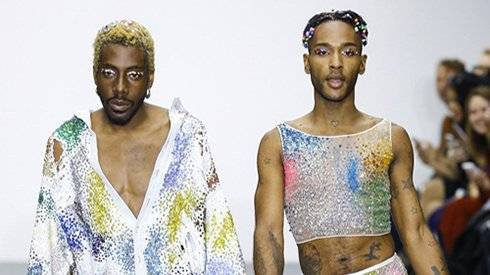 Mẫu nam gây sốc khi catwalk lả lơi trên giày cao gót Ảnh 2