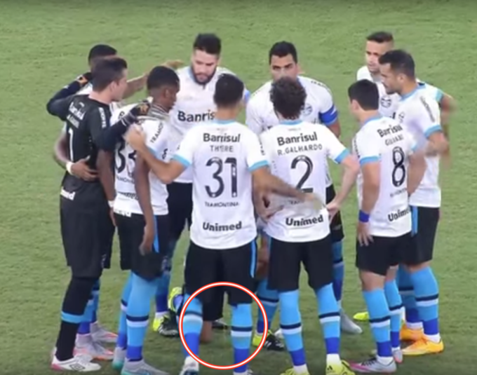 Tiền vệ Douglas ‘giải quyết nỗi buồn’ ngay trên sân Ảnh 2