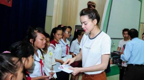 Hà Hồ dẫn Subeo đi phát quà trung thu ở ngoại ô Ảnh 2