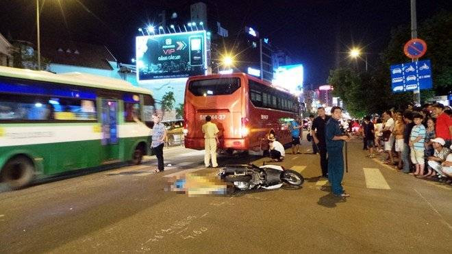 Xe khách cán chết người, đường ra sân bay kẹt cứng Ảnh 2