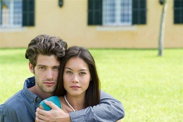 Chị em đồng lòng ghen tị với cặp vợ Việt - chồng Tây đi thử đồ cưới Ảnh 2