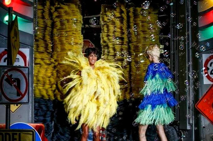 Bùng nhùng 'giẻ rửa xe' trong show diễn Xuân Hè của Moschino Ảnh 2